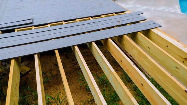 Les techniques de pose de lames en bois composite pour terrasse