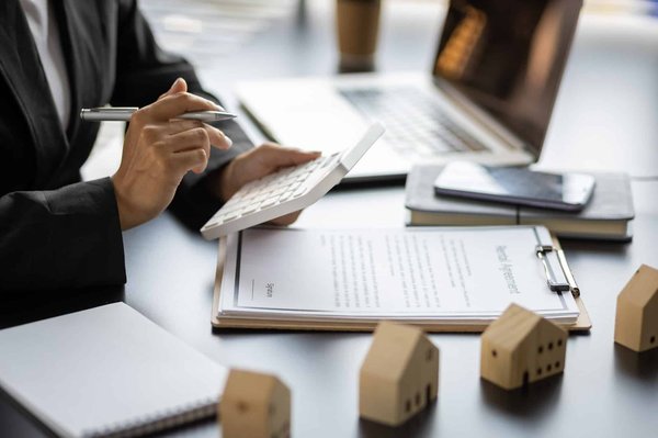 Quels sont les critères à prendre en compte lors de l’évaluation d’un bien immobilier ?