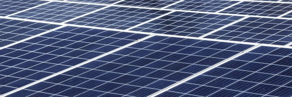Quel kit de panneau solaire est recommandé pour être utilisé avec une prise 220v ?